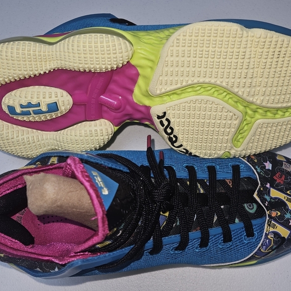 Size 10 - Nike LeBron 19 Low LeBronival - Picture 5 of 7